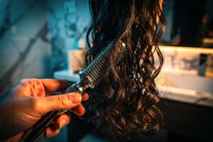 Coraz więcej osób czesze włosy grzebieniem dla kotów, fryzjerzy ujawniają sekrety tego trendu